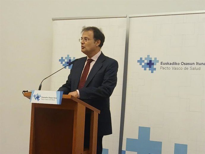 El consejero de Salud, Alberto Martínez, antes del inicio de la reunión de la Mesa del Pacto de Salud