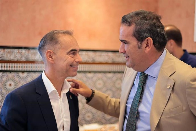 El alcalde de Benalmádena, Juan Antonio Lara, y el presidente de la Mancomunidad de Municipios de la Costa del Sol Occidental, Manuel Cardeña.