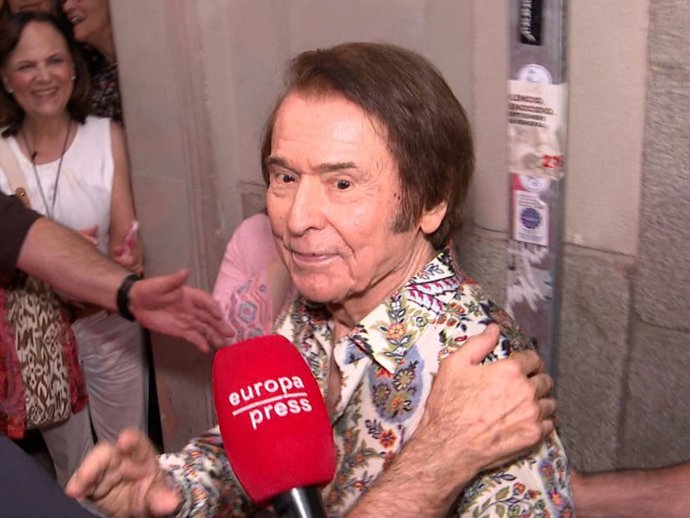 Raphael, abandonando el Teatro de La Zarzuela tras su reaparición en la capital
