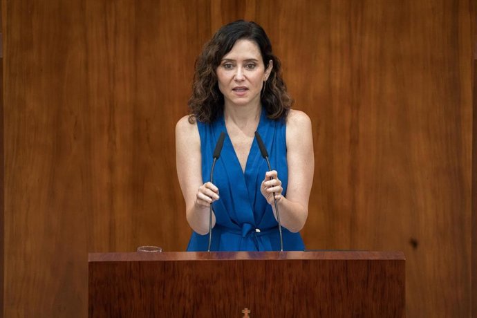 La presidenta de la Comunidad de Madrid, Isabel Díaz Ayuso, interviene durante una sesión plenaria en la Asamblea de Madrid, a 19 de junio de 2025, en Madrid (España). E