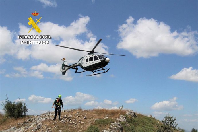 Archivo - Un helicóptero de la Guardia Civil.