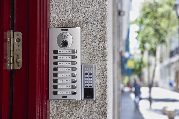 Archivo - Exterior de un piso turístico en el centro de Madrid.