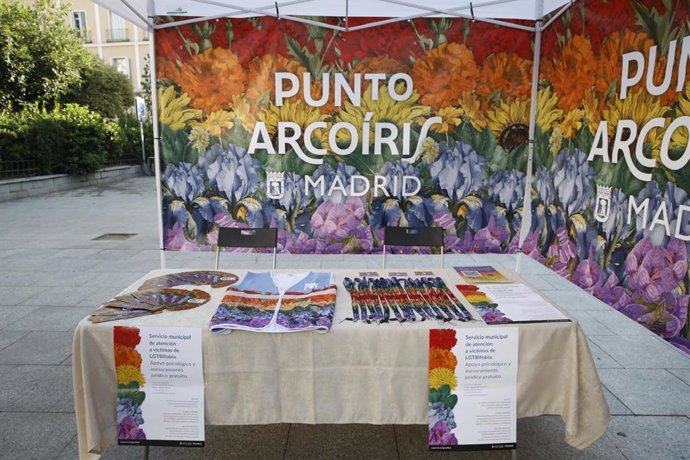 Punto Arcoíris en la plaza de Pedro Zerolo