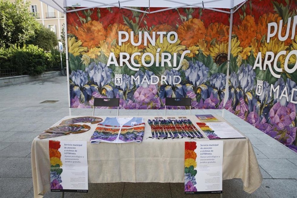 Punto Arcoíris en la plaza de Pedro Zerolo