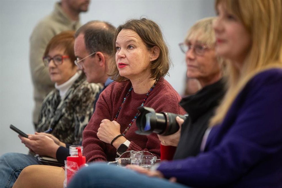 Archivo - La exministra de Sanidad y eurodiputada del PSOE Leire Pajín (c), durante la II Jornada de la Escola Feminista Dolors Renau 2024, en el Casal Socialista Joan Reventós, a 23 de noviembre de 2024, en Barcelona. (Foto de archivo).