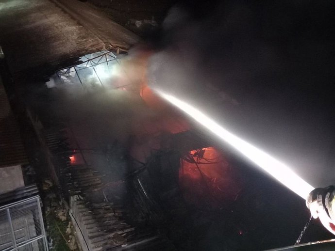 Incendio en una antigua nave agrícola en Capdepera