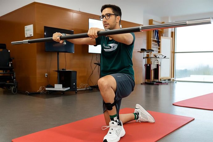 Paciente del Instituto de Rehabilitación Neurológica de Vithas Sevilla (Irenea) durante una sesión de neurorrehabilitación.