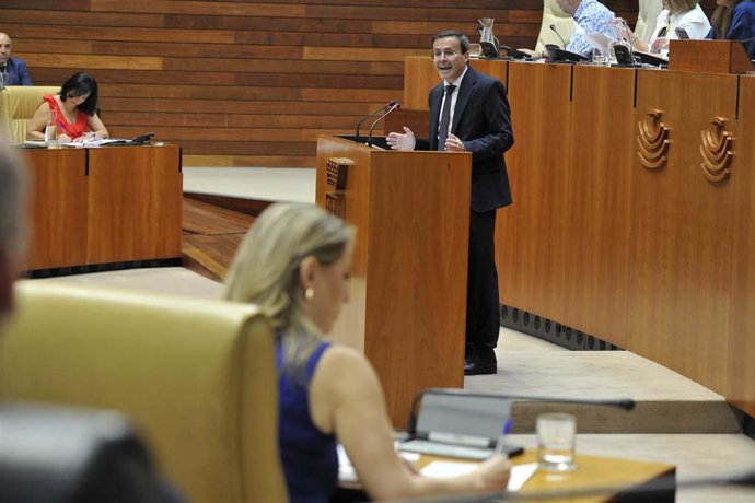 El líder de los socialistas, Miguel Ángel Gallardo, se dirige a María Guardiola durante su intervención en el Debate sobre el Estado de la Región.