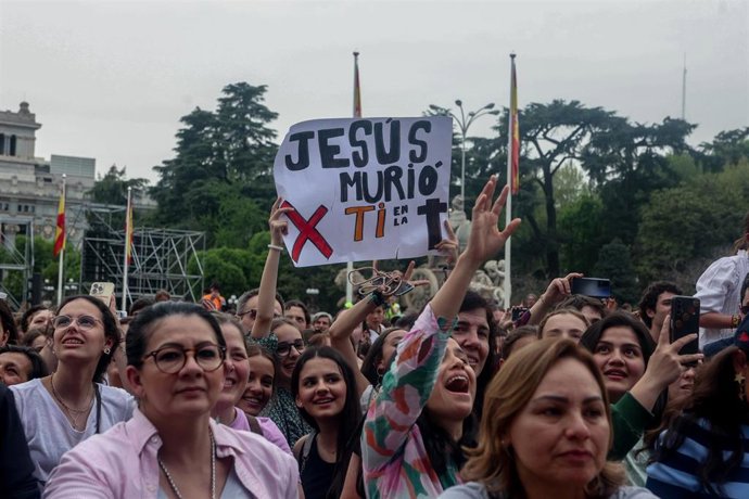 Archivo - Decenas de personas durante la segunda edición de la Fiesta de la Resurrección, en la plaza de Cibeles, a 6 de abril de 2024, en Madrid (España). 