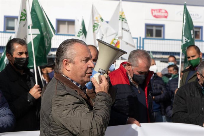 Archivo - El presidente de Asaja de Castilla y León, Donaciano Dujo, interviene con un megáfono durante una concentración. Foto archivo