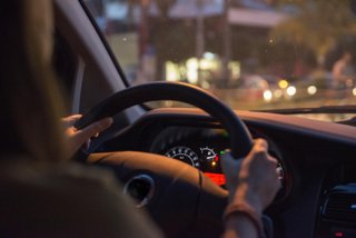 Mujer conduciendo un coche.