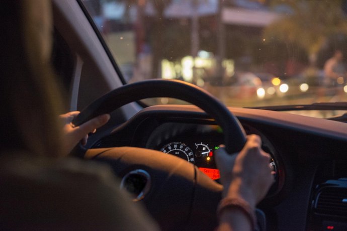 Mujer conduciendo un coche.