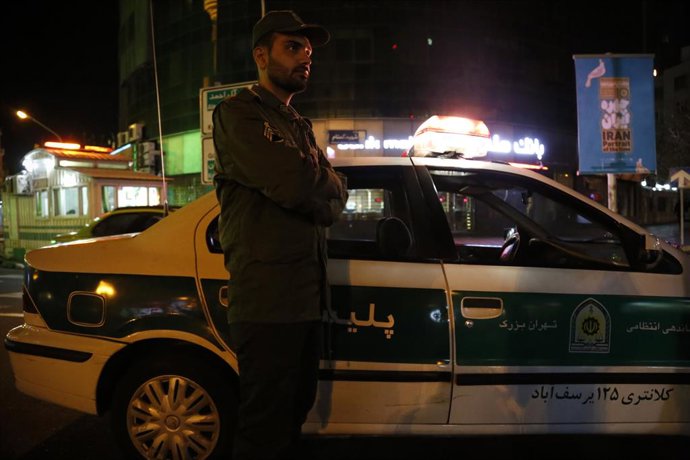 Archivo - Un agente de la Policía en Teherán, Irán (archivo)