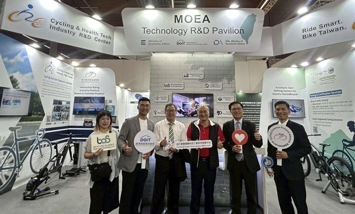 Dr. Shieh, Jhy-Wey, Taiwan's representative in Germany, visited the Cycling & Health Tech Industry R&D Center (CHC) booth at EUROBIKE 2025.