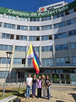 Acto de izado de la bandera LGTBI+ en el Campus de Ponferrada de la ULE.