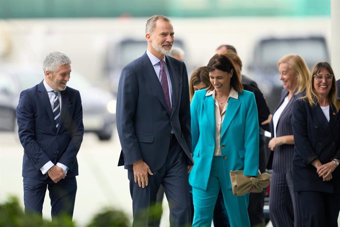 Archivo - El ministro de Interior, Fernando Grande-Marlaska (i) y el Rey Felipe VI (c), llegan a la Talent Session 'Potencia tu creatividad a través del arte', en el Centro Botín, a 25 de abril de 2024, en Santander, Cantabria (España). La actividad que e