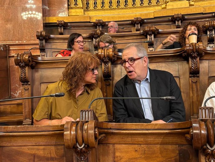 Los tenientes de alcalde del Ayuntamiento de Barcelona, Laia Bonet y Jordi Valls, durante el pleno de junio.