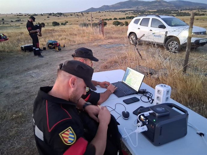 Efectivos de la UME operan los drones para apoyar las tareas de reparación de la tubería de suministro de agua de Ávila.