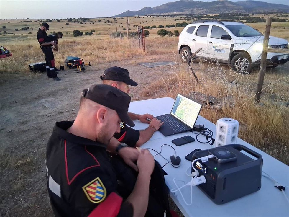Efectivos de la UME operan los drones para apoyar las tareas de reparación de la tubería de suministro de agua de Ávila.