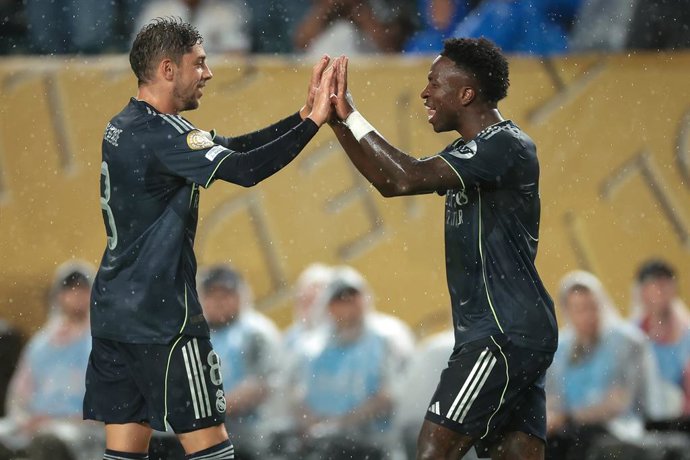 26 de junho de 2025, EUA, Filadélfia: Vinicius Junior, do Real Madrid, é parabenizado pelo companheiro de equipe Federico Valverde depois de marcar um gol para dar à sua equipe uma vantagem de 1 a 0 durante a partida da Copa do Mundo de Clubes da FIFA ent
