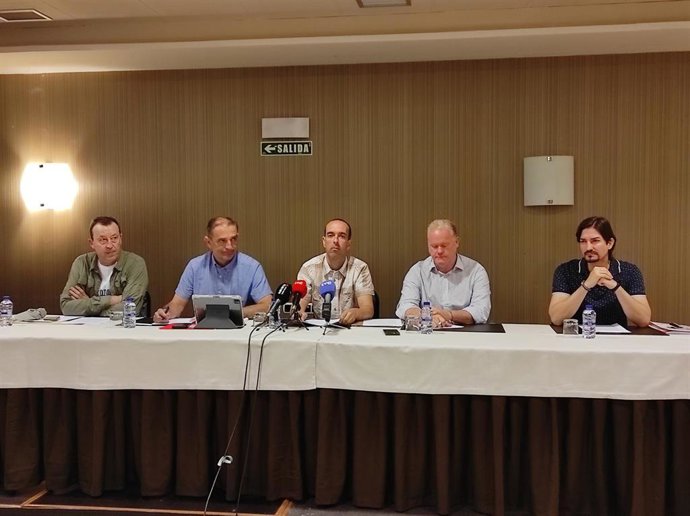 El presidente la Comisión de Personal de la Policía Foral, Francisco Javier Tarazona, en una rueda de prensa junto con otros representantes sindicales.