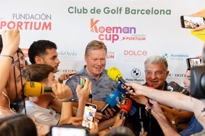 Ronald Koeman y Joan Laporta con los medios a su llegada a la Koeman Cup by Fundación Sportium