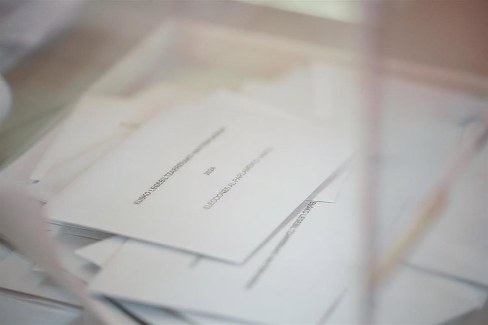 Archivo - Un sobre electoral en una urna para las elecciones autonómicas vascas