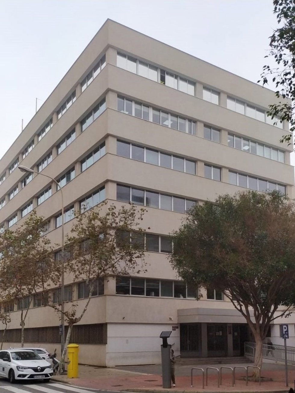Archivo - Edificio administrativo de la Junta, en la calle Hermanos Machado de Almería.