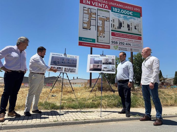 Visita de la Diputación de Granada y el Ayuntamiento de Pulianas al solar donde irán las nuevas viviendas protegidas de Visogsa