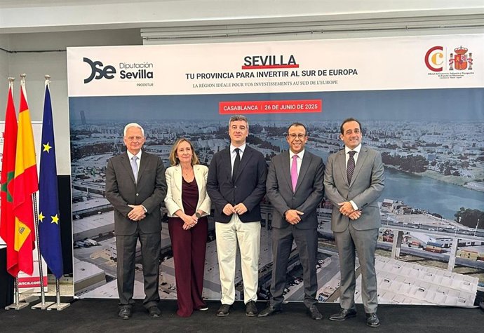 Rodríguez Hans, en el centro, preside la expedición comercial a Casablanca en el marco de una jornada para captar inversiones.