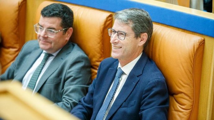 El consejero de Hacienda, Alfonso Domínguez, junto al presidente del Gobierno, Gonzalo Capellán, en el Parlamento de La Rioja