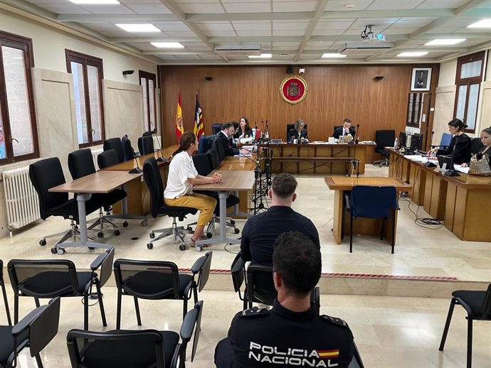 El acusado, de espaldas, este viernes en la Audiencia Provincial de Palma.