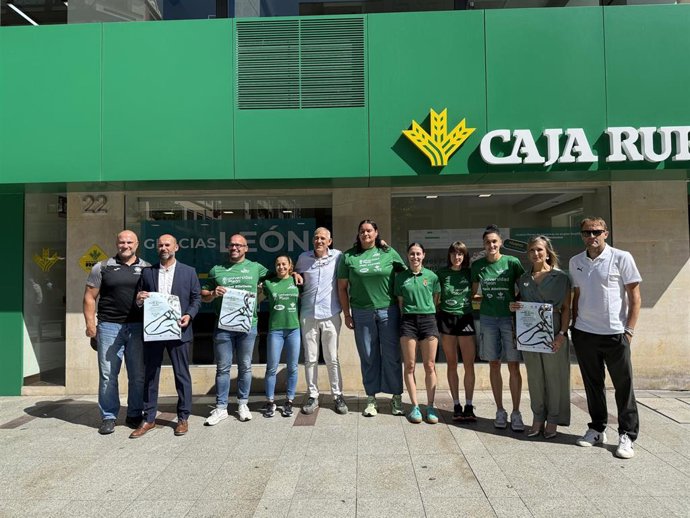 El concejal de Deportes, Vicente Canuria (quinto por a izquierda), en la presentación del Campeonato Autonómico de Atletismo.