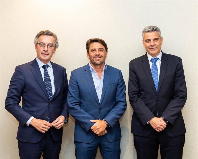 Archivo - El director de CaixaBank Hotels & Tourism, David Rico; el presidente de CEHAT, Jorge Marichal, y el director de CaixaBank Empresas, Marc Benhamou.