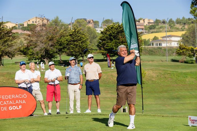 O presidente do FC Barcelona, Joan Laporta, jogando golfe na Koeman Cup da Sportium Foundation.