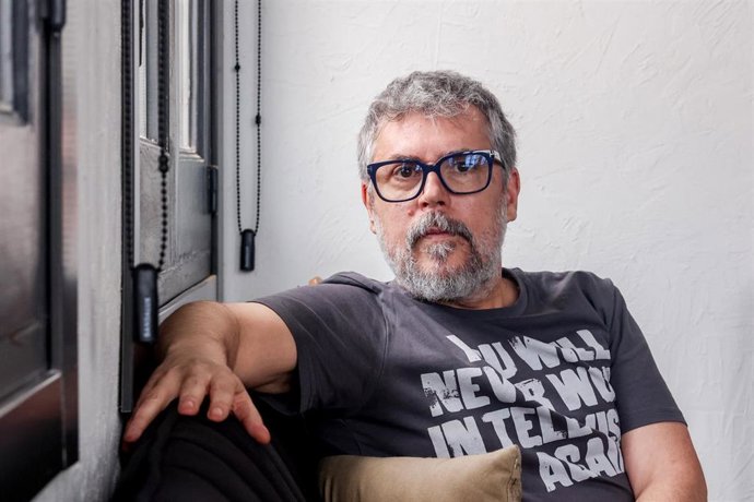 Archivo - El cantante Iván Ferreiro posa durante una entrevista para Europa Press con motivo del lanzamiento de su nuevo álbum 'La Trinchera pop', en la sede de Warner, a 9 de marzo de 2023, en Madrid (España).  