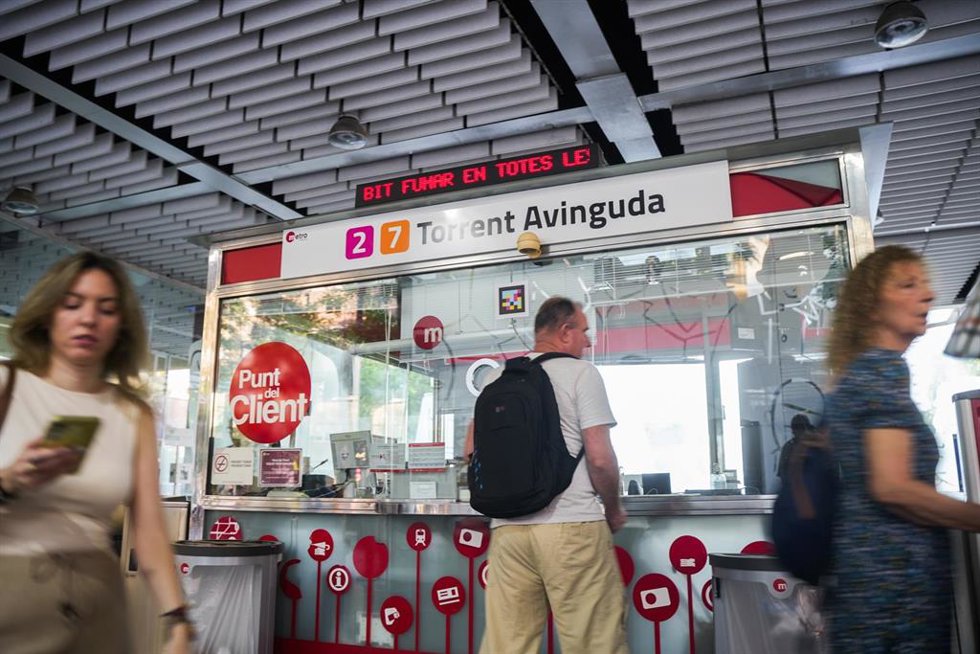 Varios viajeros el día de la reapertura del tramo Valncia Sud-Castelló de Metrovalencia, en la estación de Torrent