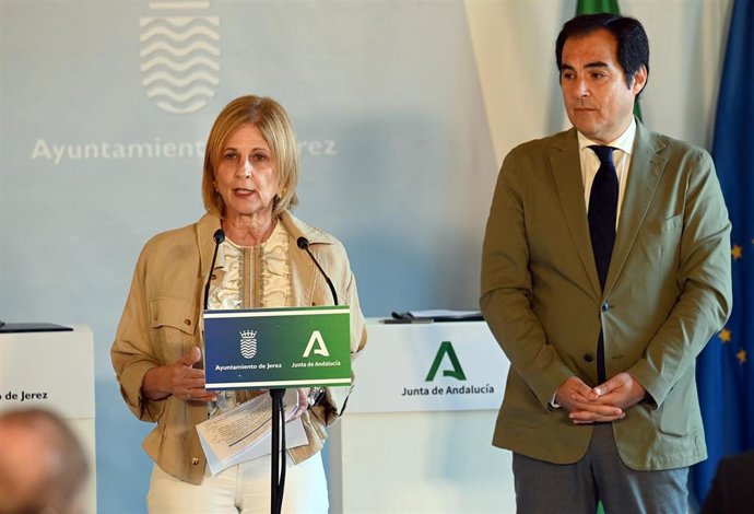 La alcaldesa de Jerez de la Frontera (Cádiz), María José García-Pelayo, junto al consejero de Justicia, Administración Local y Función Pública, José Antonio Nieto, en rueda de prensa.