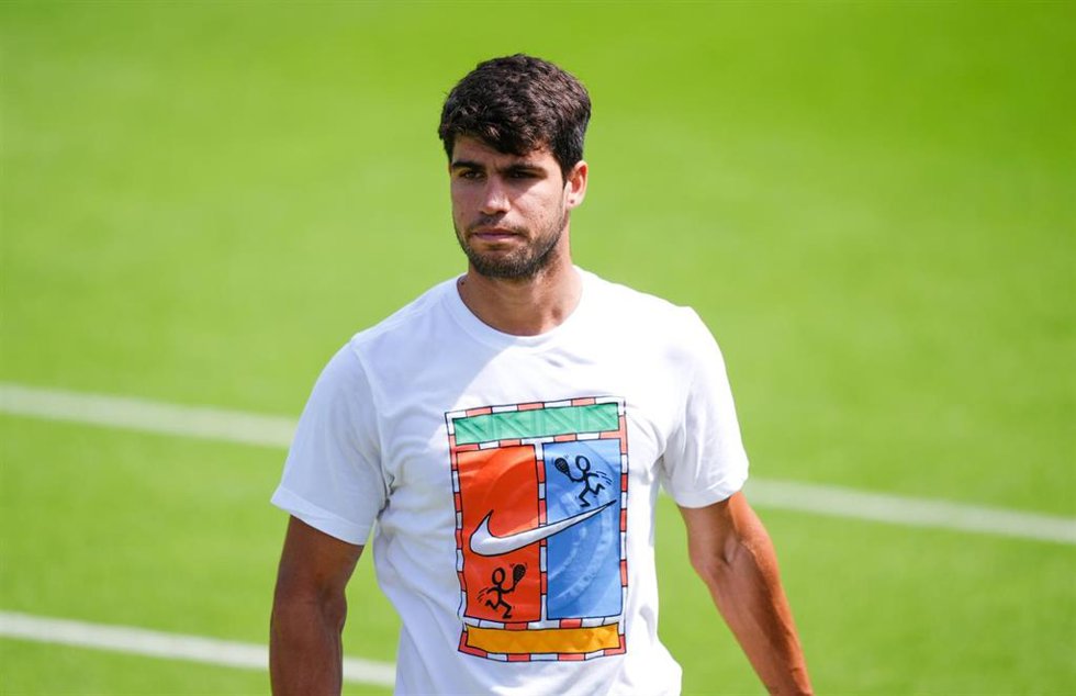 Carlos Alcaraz durante un entrenamiento previo a Wimbledon 2025