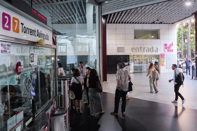 Varios viajeros el día de la reapertura del tramo València Sud-Castelló de Metrovalencia