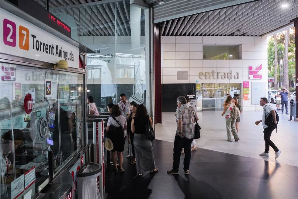 Varios viajeros el día de la reapertura del tramo Valncia Sud-Castelló de Metrovalencia