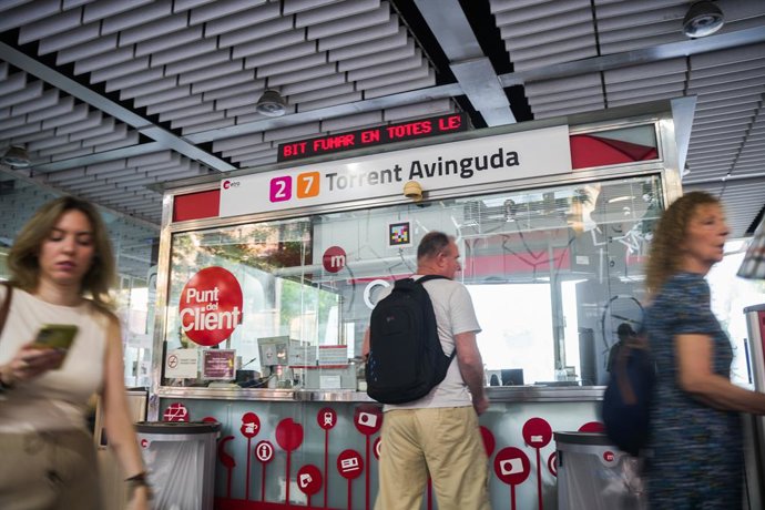 Diversos viatgers el dia de la reobertura del tram València Sud-Castelló de Metrovalencia, en l'estació de Torrent