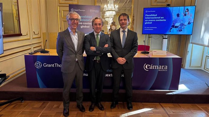 De izquierda a derecha: el socio director del área Fiscal de Grant Thornton España, Eduardo Cosmen; el socio de fiscalidad internacional y precios de transferencia, Juan Martínez; y el socio de Fiscal de Grant Thornton, Eduardo Tapia.