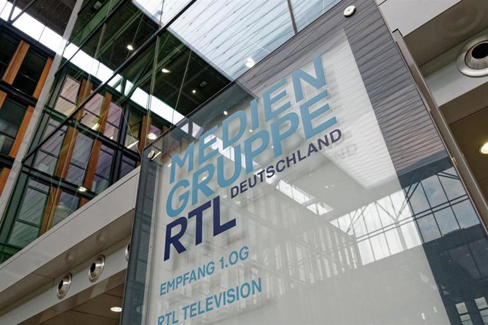 Archivo - FILED - 03 August 2021, ---: A company sign for Mediengruppe RTL Deutschland can be seen in the entrance hall to the company building. RTL Media Group is taking over the German magazine businesses and brands of Hamburg-based magazine publisher G