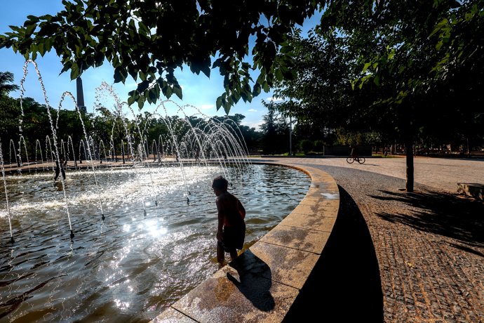 Un niño se refresca en una fuente durante la tercera ola de calor en Madrid, en el parque Madrid Río, a 3 de agosto de 2024, en Madrid (España).