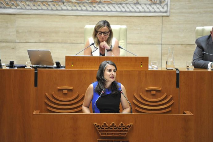 La portavoz de Unidas por Extremadura, Irene de Miguel, interviene en el Debate sobre el Estado de la Región