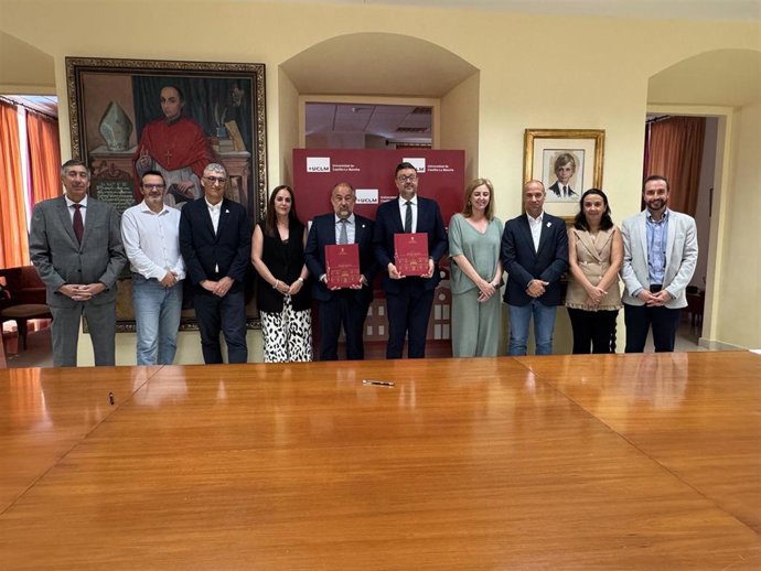 La UCLM y el Gobierno regional suscriben un convenio para facilitar la formación continua de los jóvenes en la región entre la Formación Profesional y la Universidad y viceversa.