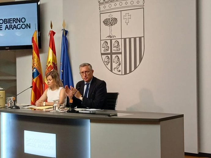 La jefa de servicio de Gestión de los Incendios Forestales y Coordinación, Maribel Ureta, y el consejero de Medio Ambiente y Turism, Manuel Blasco.