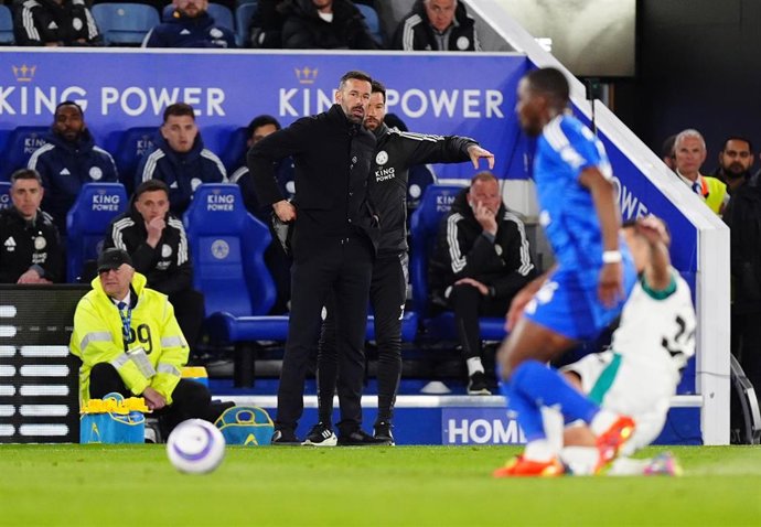 Archivo - 07 April 2025, United Kingdom, Leicester: Leicester City manager Ruud van Nistelrooy speaks with assistant Brian Barry-Murphy during the English Premier League soccer match between Leicester City and New Castle United at the King Power Stadium