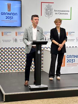 El portavoz del equipo de gobierno local de Granada, Jorge Saavedra, en rueda de prensa con la edil de Movilidad, Ana Agudo